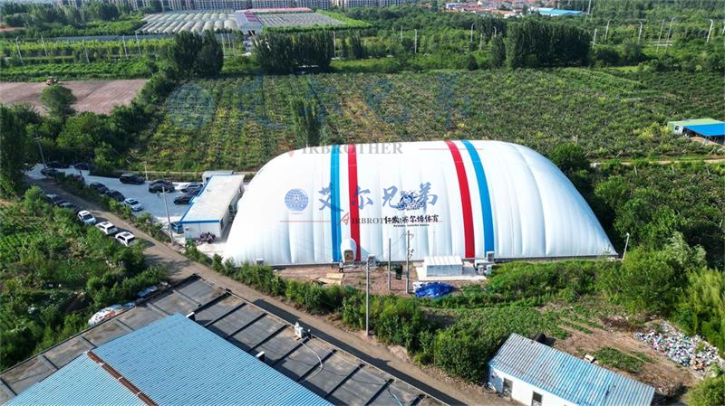 烟台莱阳区迎来了一座备受瞩目的新建筑——占地2160平的纯白气膜篮球馆