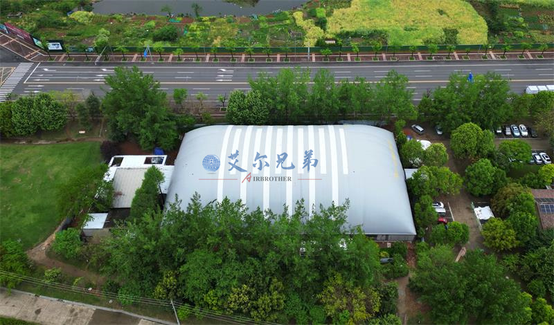 成都天府法治文化公园里的浅灰色气膜羽毛球馆